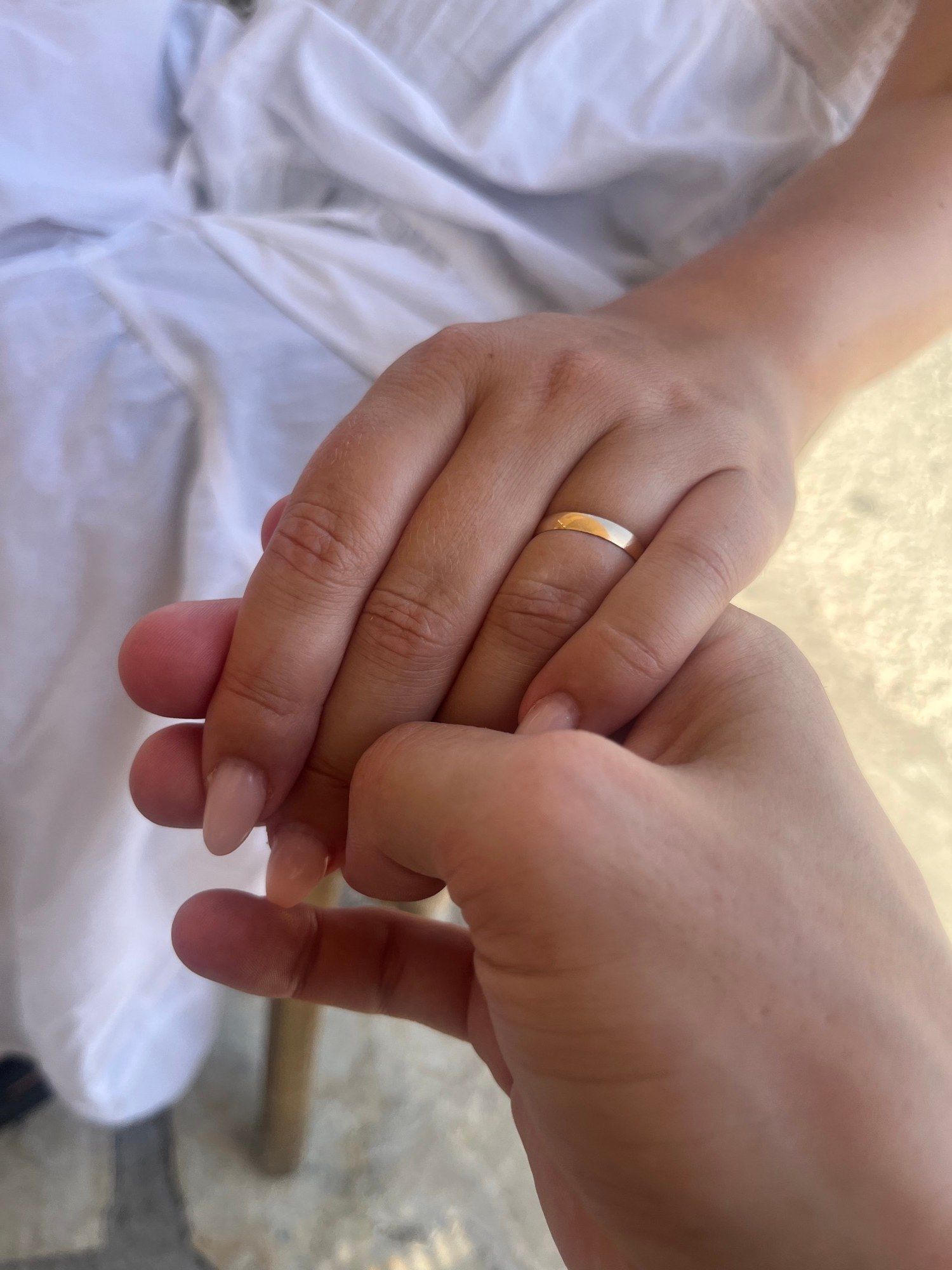 Emelies och Jockes händer, hand i hand med förlovningsringen